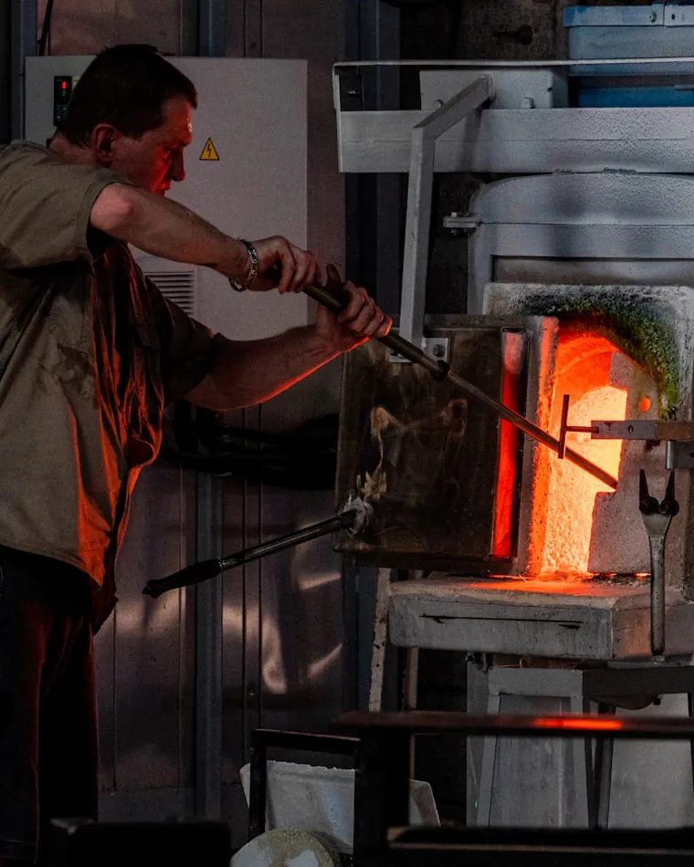 Detail rozžhavené skloviny na konci píšťaly během tvarování v huti